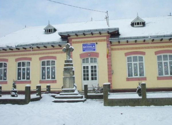 Monumentul eroilor din Primul Război Mondial construit în anul 1935 în semn de respect față de fiii satului rămași pe câmpul de luptă